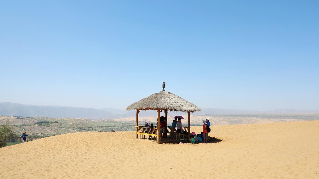 王维观景台在沙坡头坡顶,塑有王维塑像.