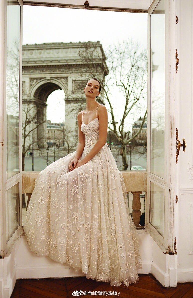 好像是一组适合削肩女孩的婚纱!