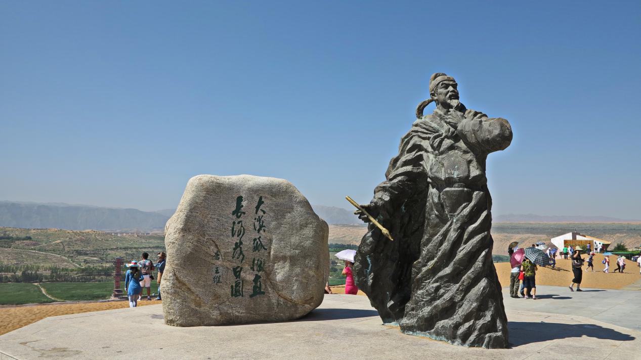 身处王维观景台,可以观赏到沙坡头的四大神奇:太极腰中绕(黄河在这里