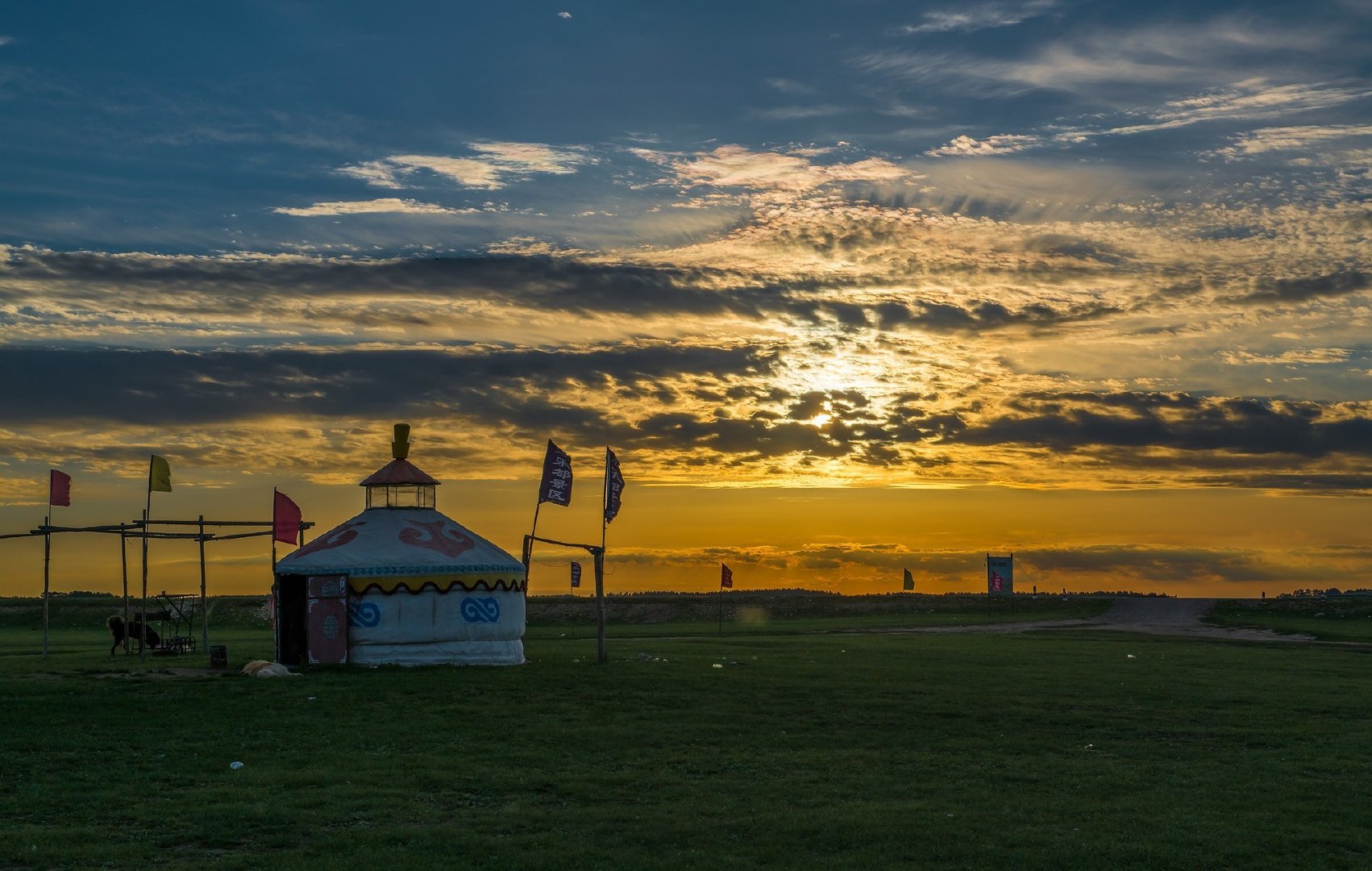 内蒙古新巴尔虎右旗草原广袤,蒙古大营雄伟庄严,这里绿草蓝天
