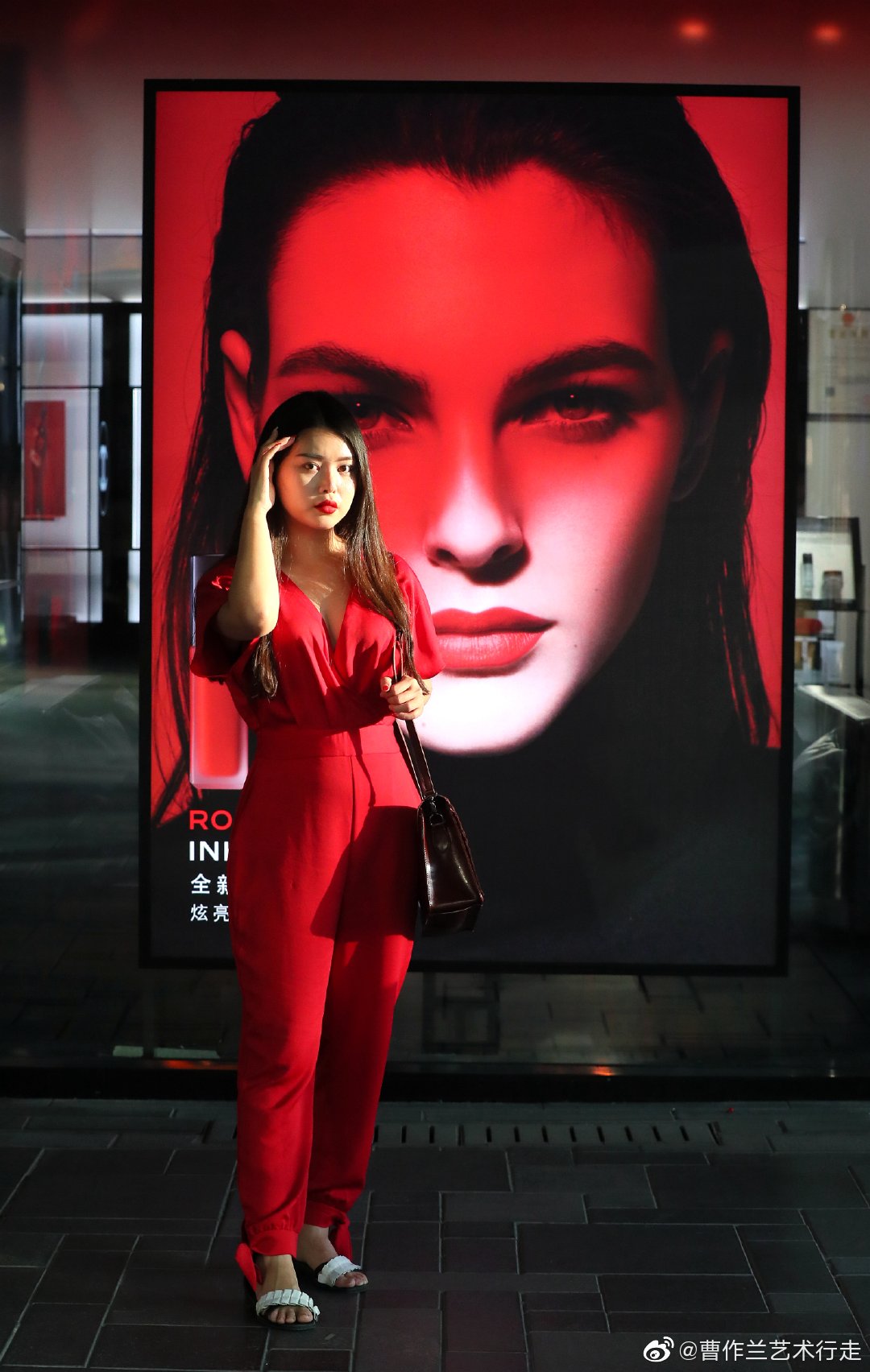 时尚街头的红衣美女这个美女选择冷红色套装不仅颜色明丽