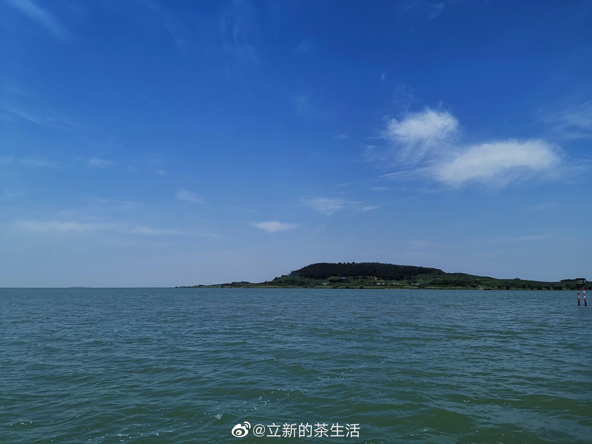 贡山岛是太湖东北部水域的四面环水的湖心岛屿,由大小贡山组成