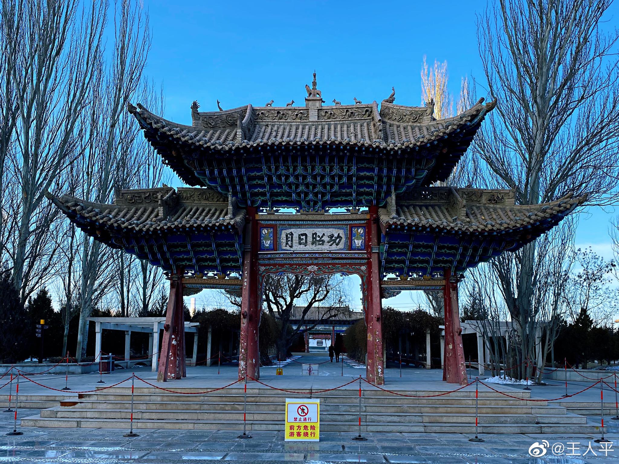 到了酒泉,泉湖公园是必须要来的,因为这里有西汉胜迹