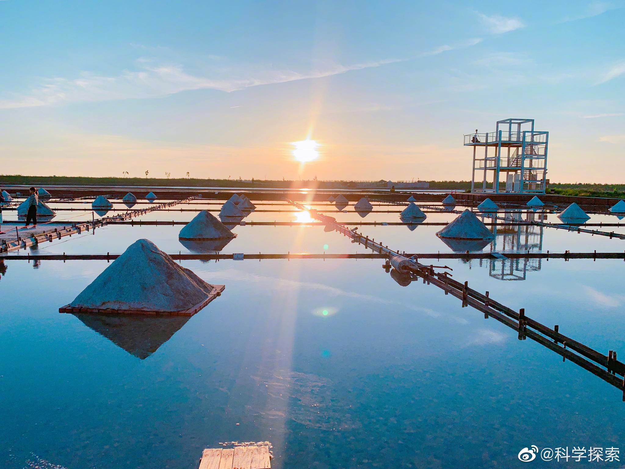 两百年的岁月,井仔脚瓦盘盐田的水如镜面般反射着夕阳