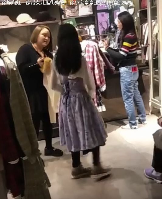 徐峥陶虹一家带女儿逛街购物,徐小宝展露美女潜质身高直追妈妈