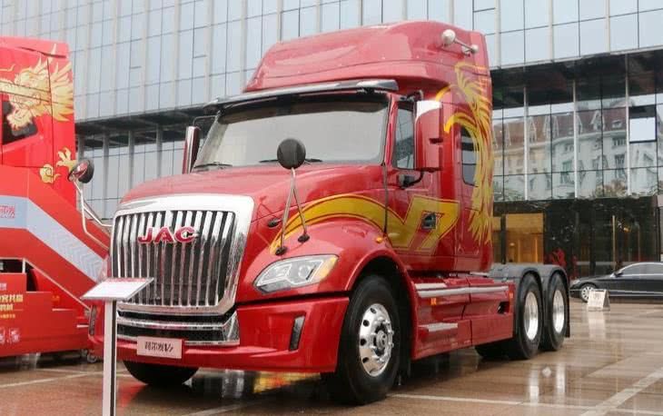 国产长头卡车,康明斯动力 12档采埃孚,网友:这是擎天柱?