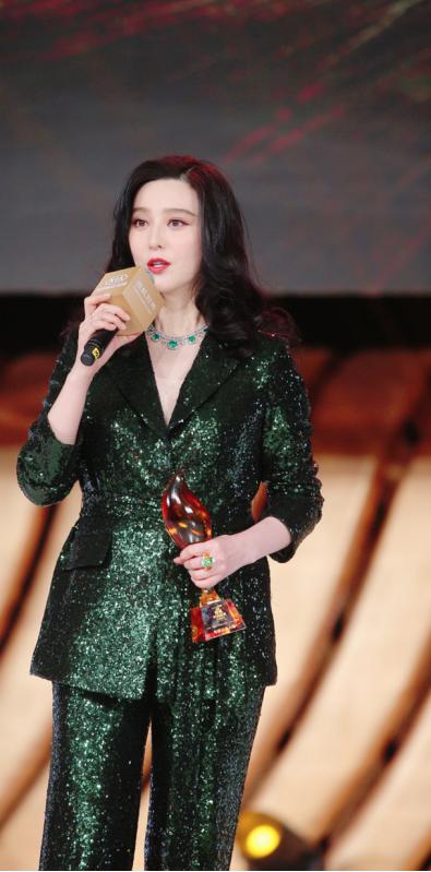 范冰冰就是爱高调,一袭红色连衣裙还要配红手套,气质远胜超模