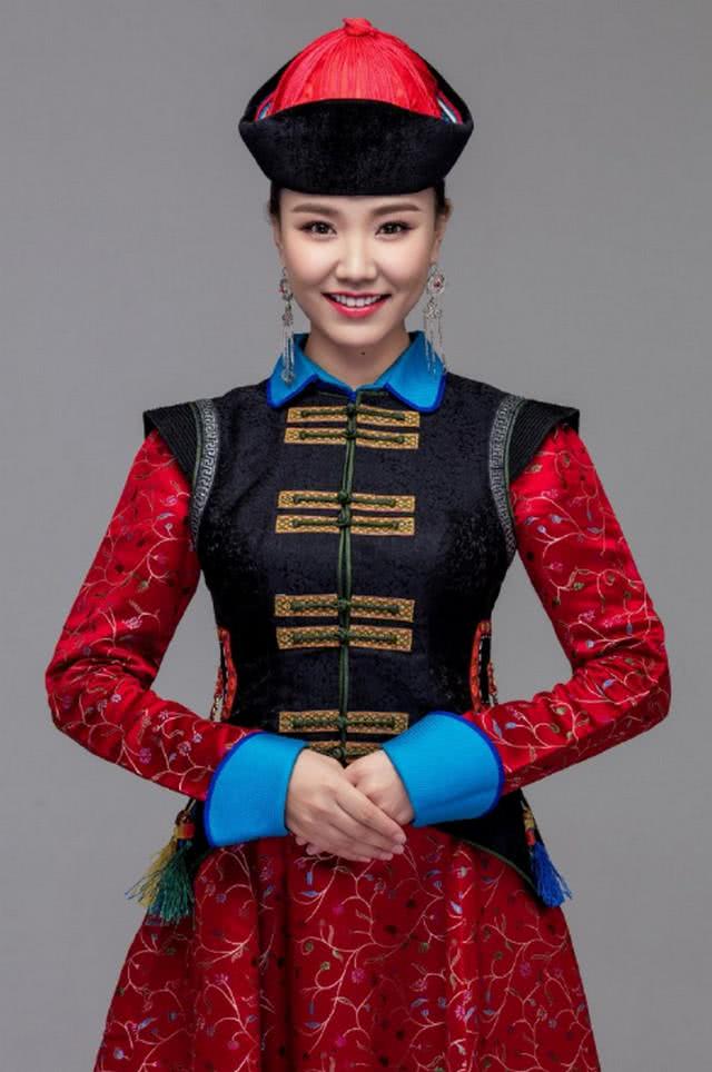吉祥三宝中的小女孩近照曝光容颜美丽身材出众完全认不出