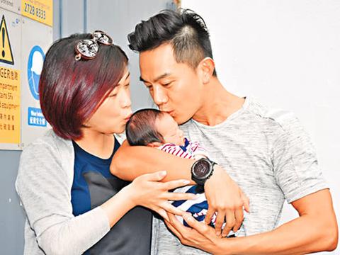 周冬雨因堵车未赶上红毯,媒体配合表演一个人的红毯也超有范