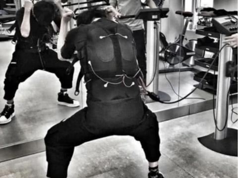 一组李小龙练功老照片训练方法难度大，有几个人能做到