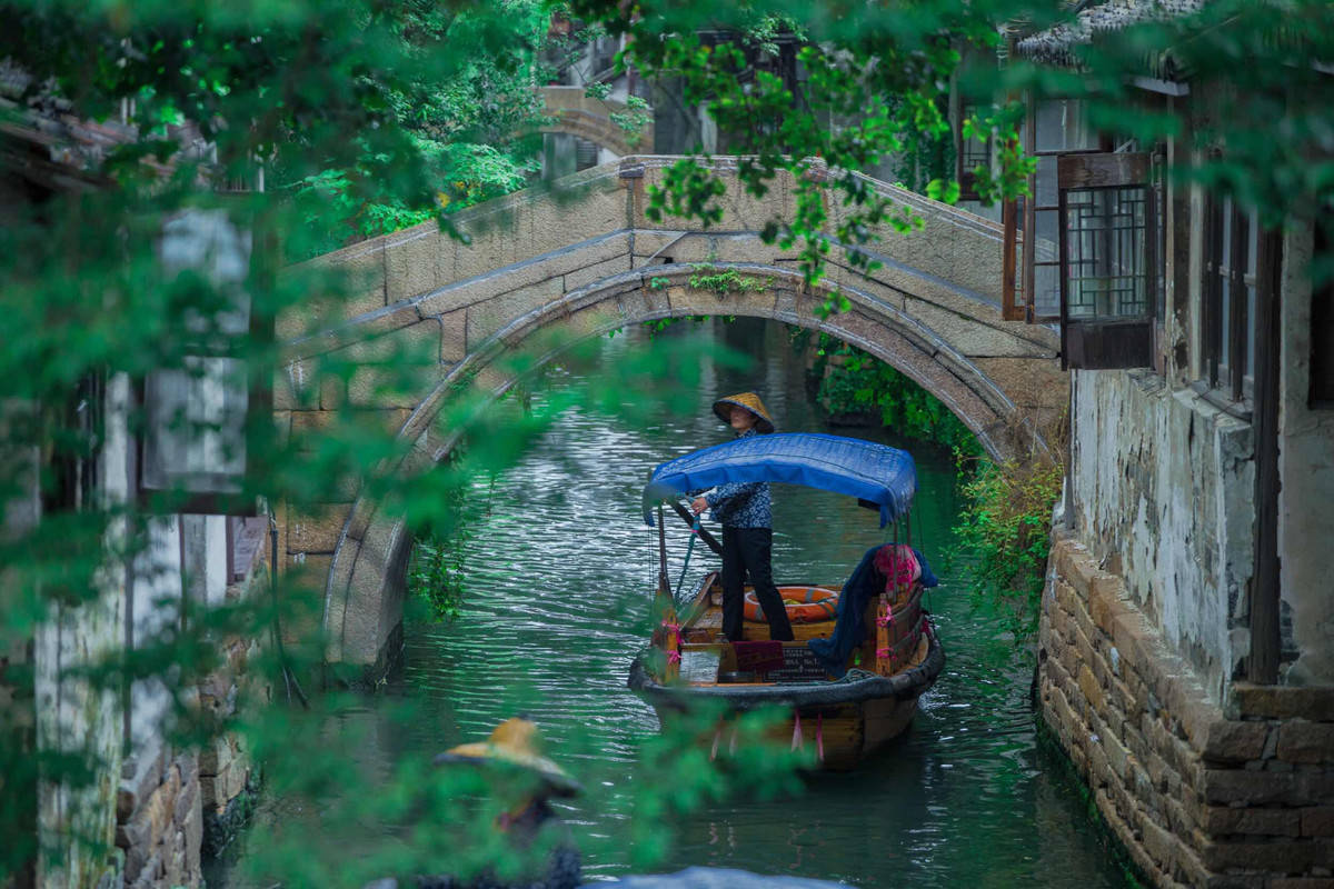 清风拂绿柳，白水映红桃。舟行碧波上，人在画中游