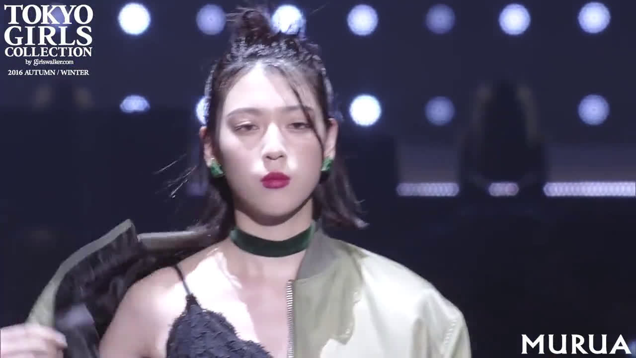 t台上的三吉彩花气场爆棚,又美又性感