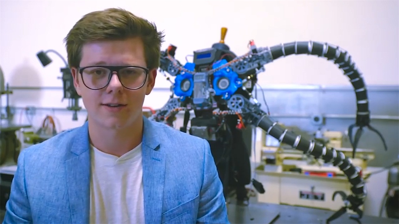 将电影变成现实,国外19岁小伙,研制"章鱼博士"机械臂__财经头条