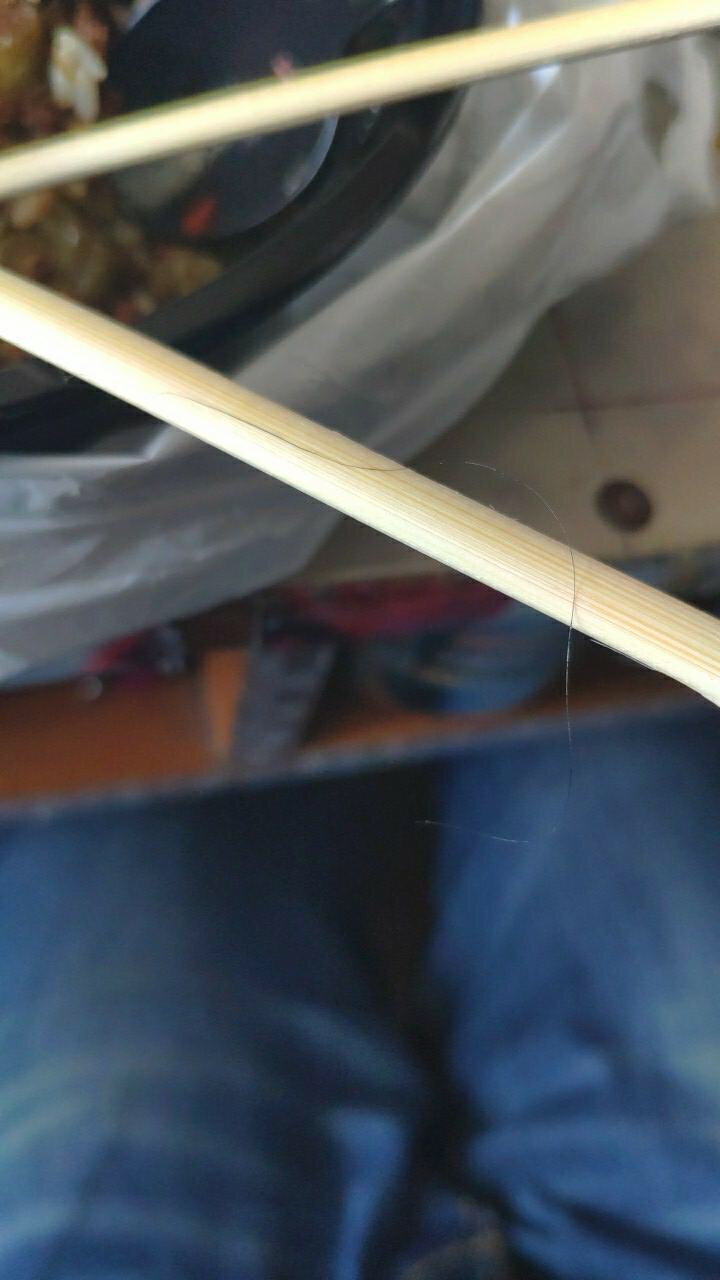 网友爆料昨天中午用饿了么点的外卖中吃出一根卷毛真的恶心