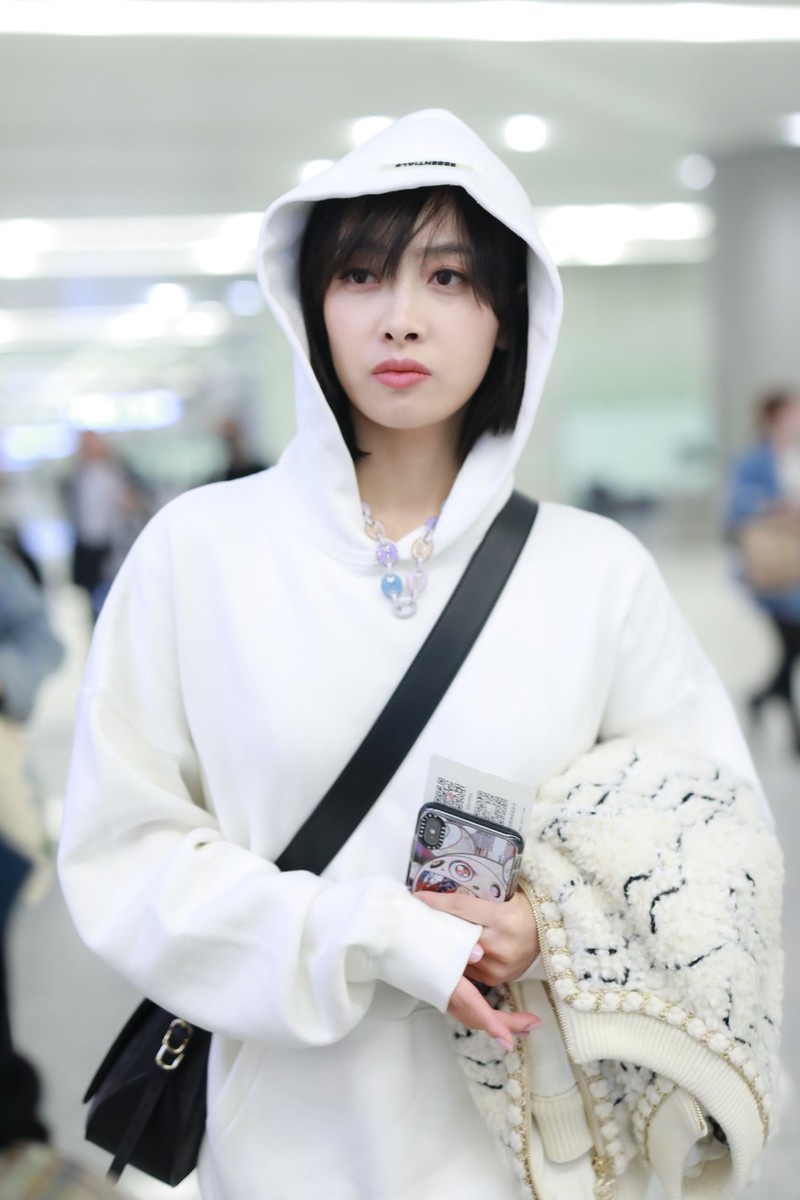 宋茜白色连帽卫衣 短靴 手袋简约潮范