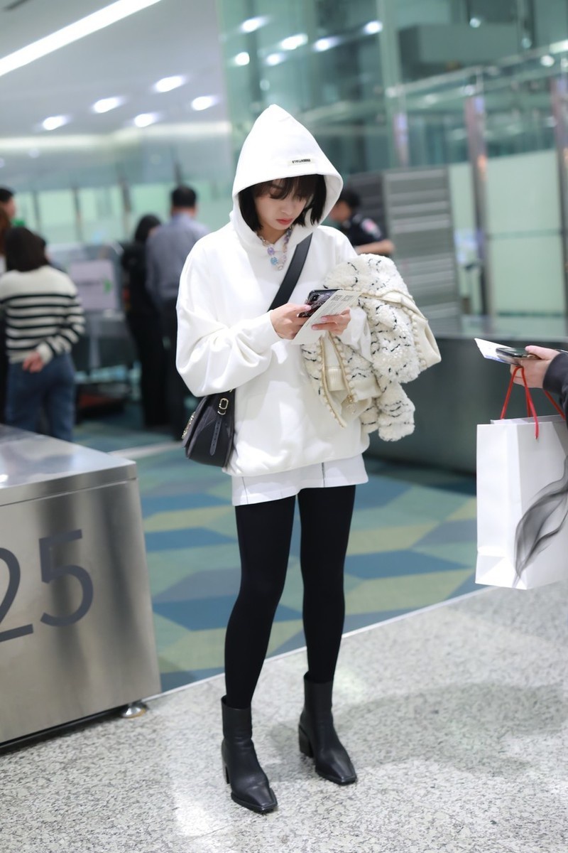 宋茜白色连帽卫衣 短靴 手袋简约潮范