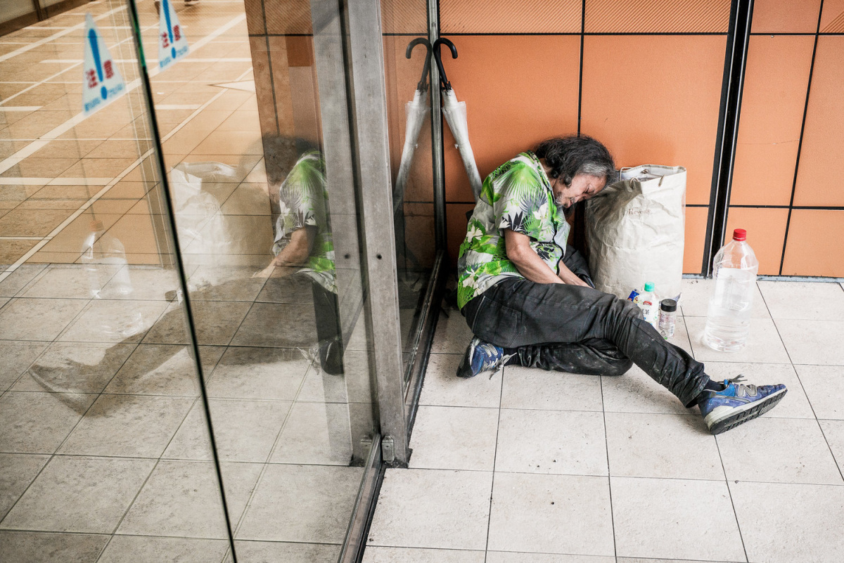 日本的老人,穷人和醉鬼摄影人:lee chapman