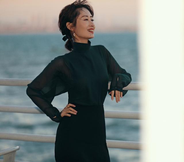 她离婚6年后因《伪装者》大红,今穿绿色透视衫配长裙,优雅知性