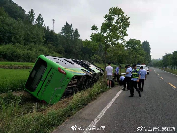 六安一城乡公交车侧翻,乘客司机受轻伤