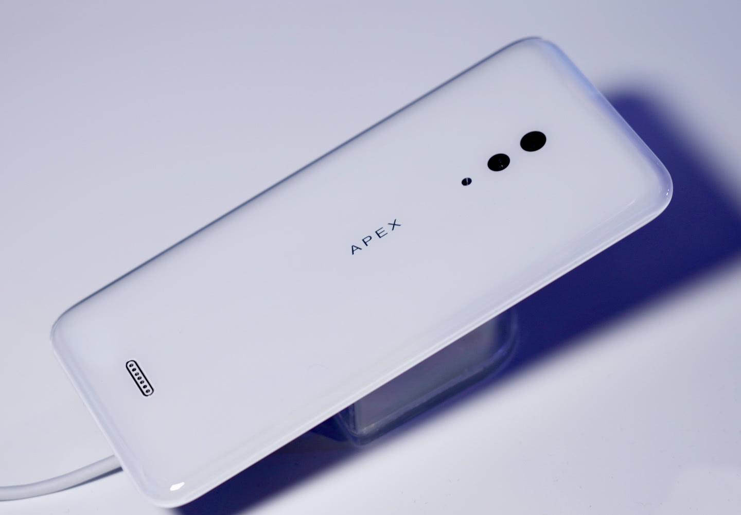 大家还记得vivo apex吗?屏下摄像头 无孔机身 骁龙855,牛