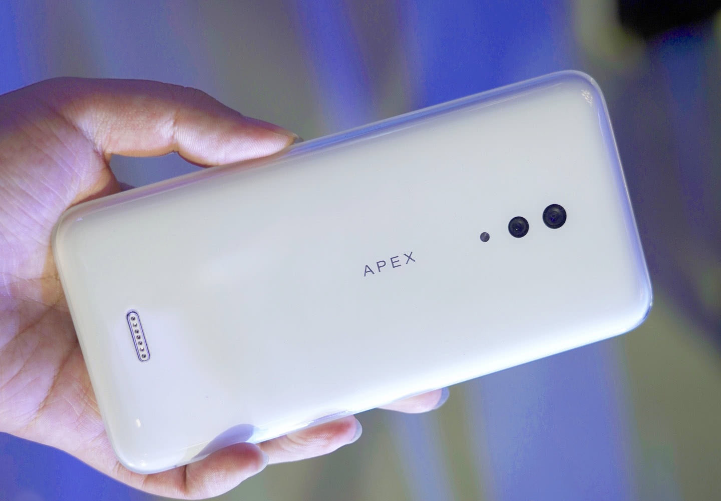 大家还记得vivo apex吗?屏下摄像头 无孔机身 骁龙855,牛