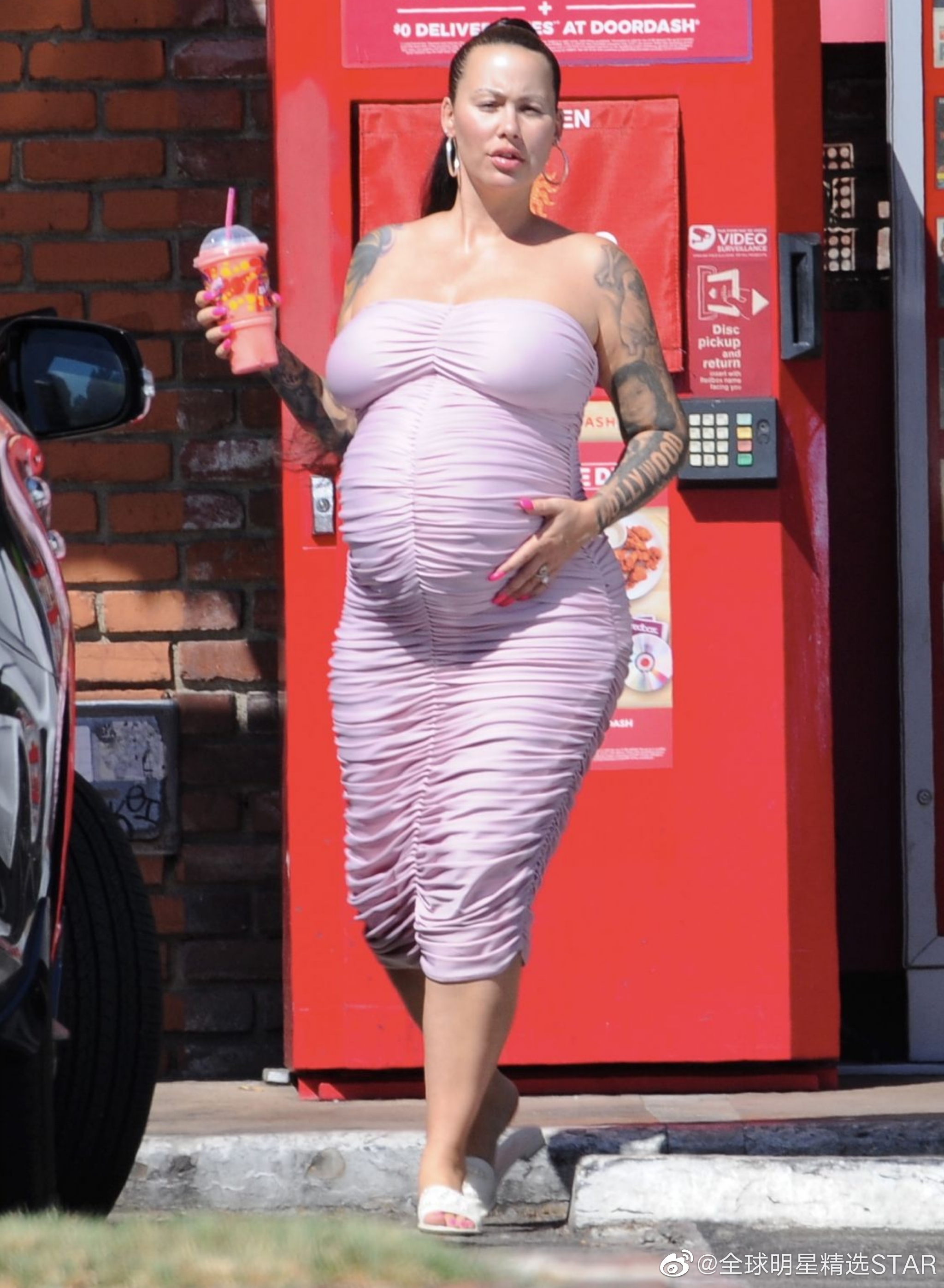 1/ 99月1日,nba休斯顿火箭队球星詹姆斯·哈登的前女友艾波·罗斯现身