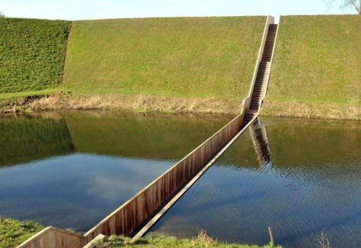 荷兰一奇特的"隐形桥"只因工人施工时把图纸拿反,却成为景点