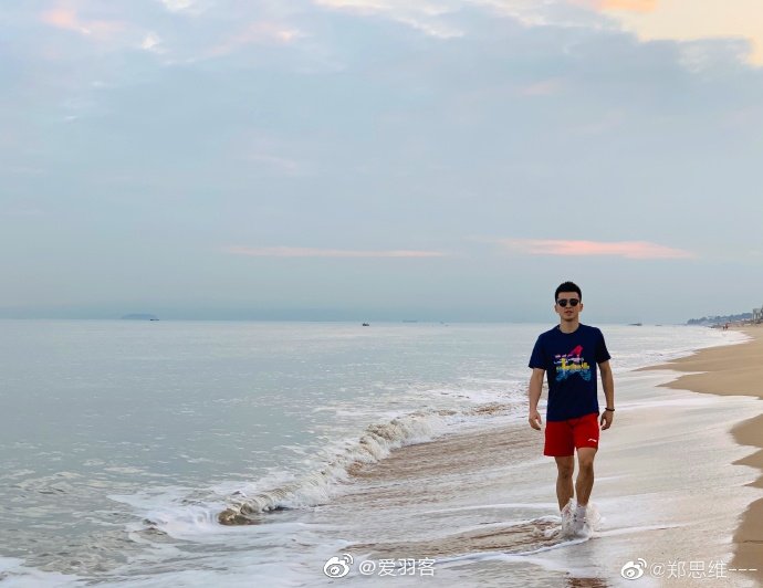郑思维 夺冠后,和队友去海边放风