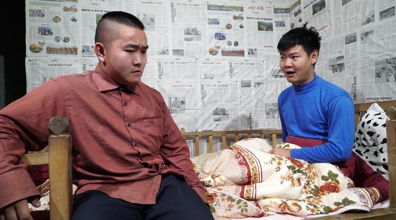 二货兄弟去野外偷吃烤鸡,结果被憨头抓住坑惨自己!太搞笑了