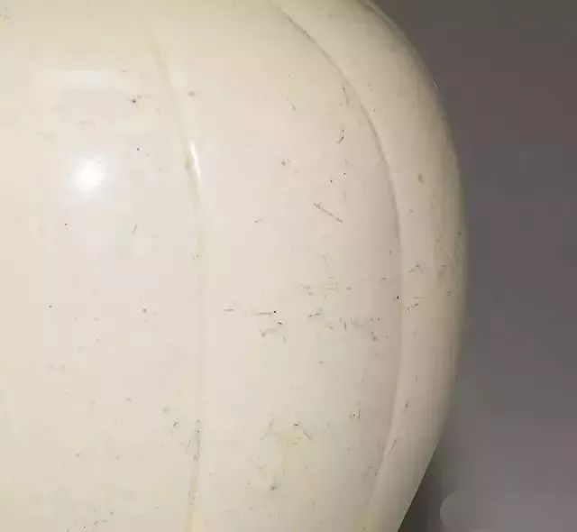 宋代定窑白瓷的修胎方式是用竹刀或者是骨刀修削的,定窑拉坯在旋转