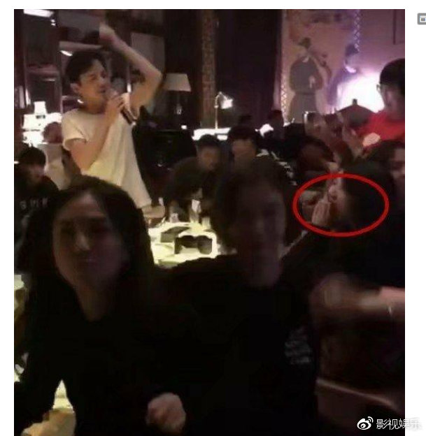 何炅KTV献唱，一旁抽烟的周冬雨亮了，网友：形象瞬间崩塌了...