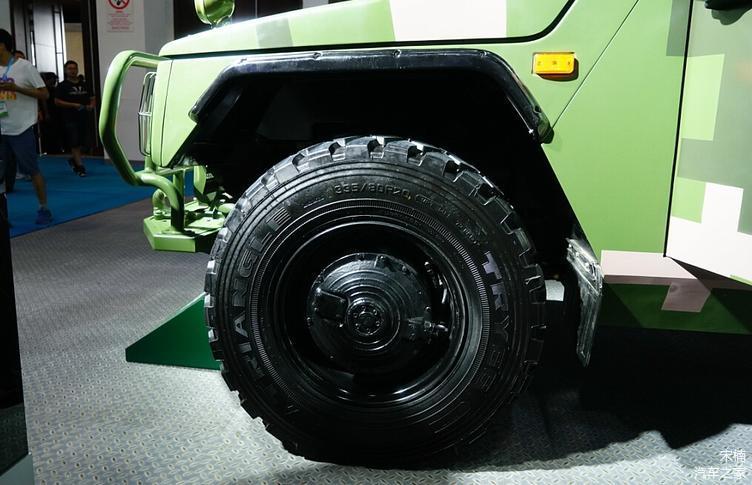 宋楠:独家评测燕京版"猛虎"装甲突击车-新浪汽车