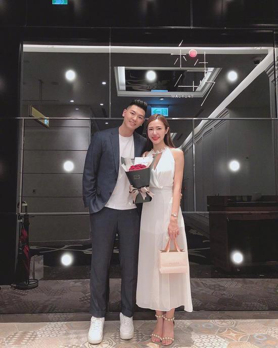 胡珑贸与女友相恋一周年在社交媒体上怒撒狗粮