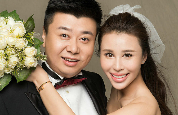 一婚嫁给著名运动员,二婚嫁给金融富豪,如今定居美国幸福成这样