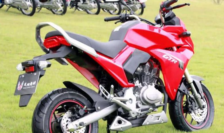 女士都能骑的gtr摩托车!铃木149cc引擎,比肩300cc