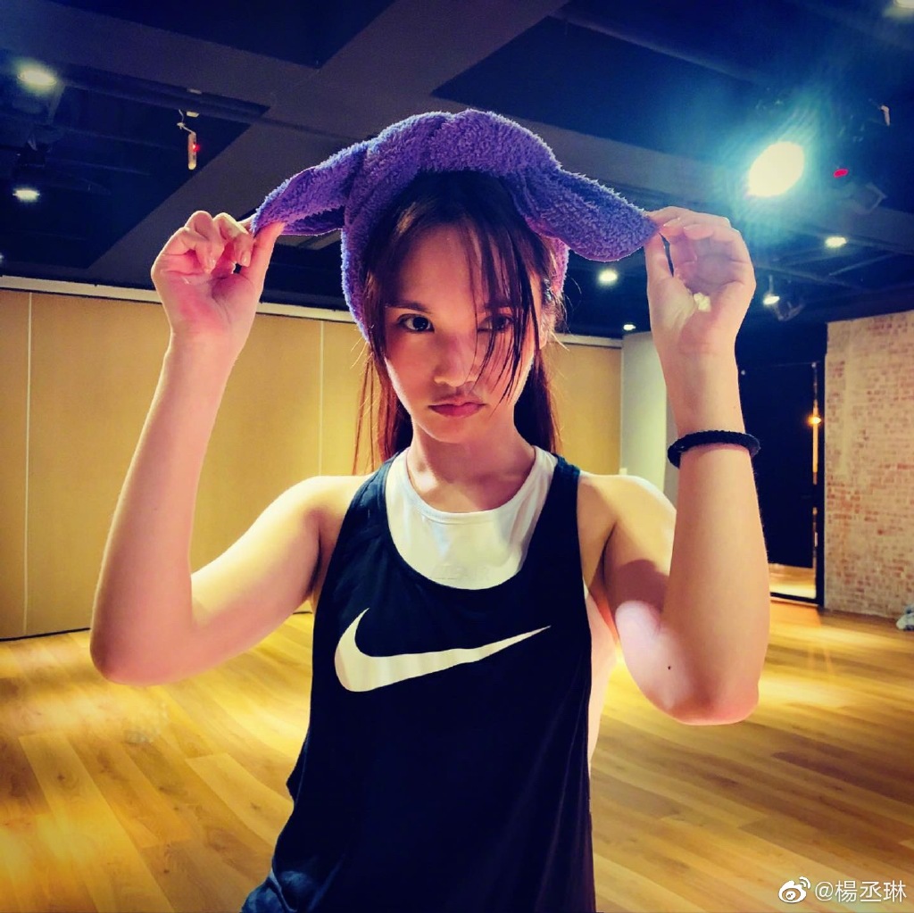 杨丞琳健身后晒照,素颜出镜大汗淋漓,尽显少女本色