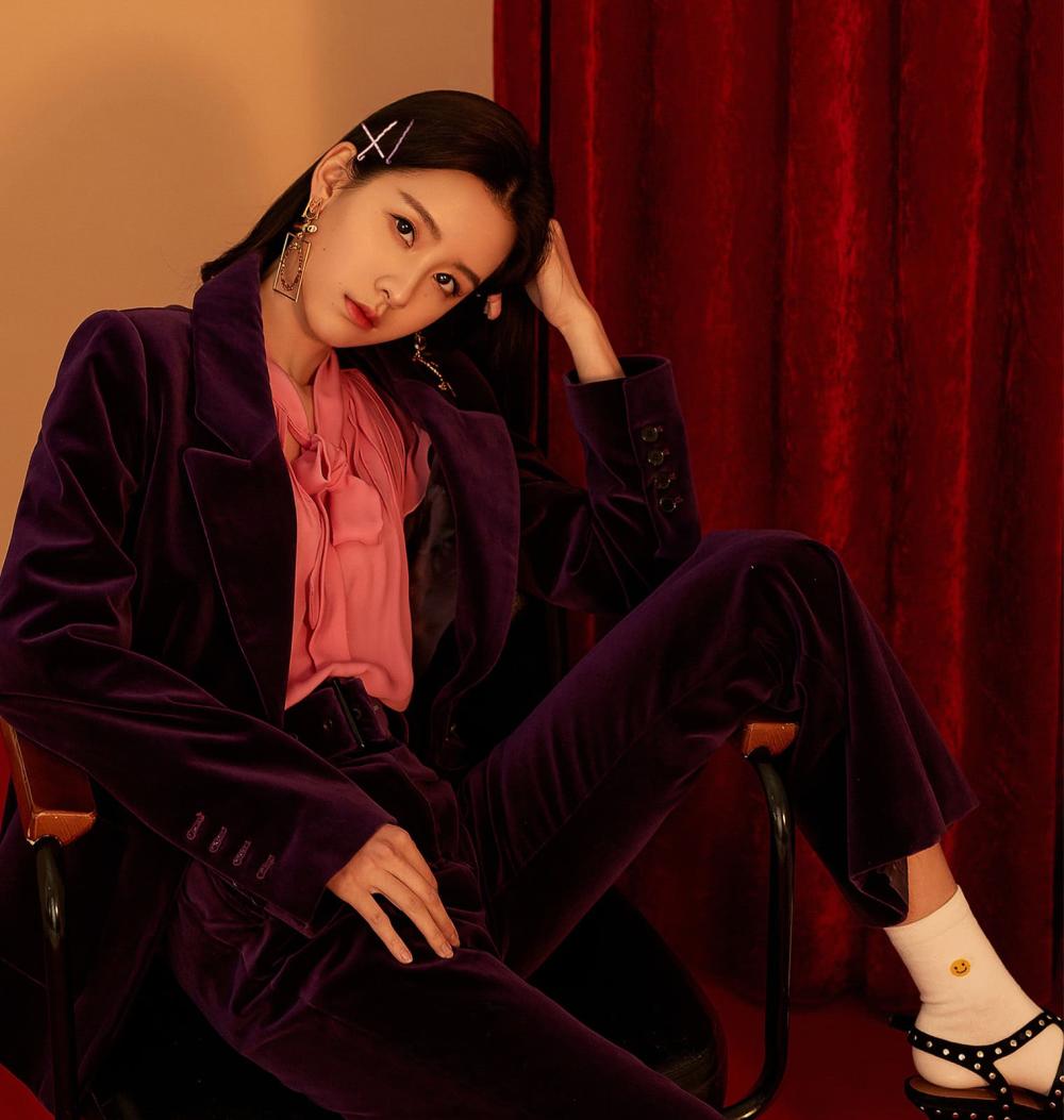 陈都灵酒红色西装甜美又帅气,鞋子却毁美感:坡跟鞋配"表情袜"