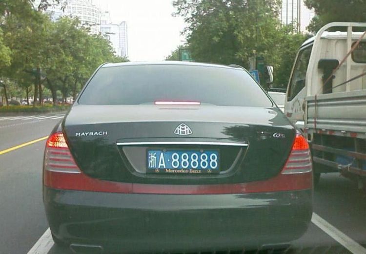 当时已经挂在了迈巴赫62s之上,钱峰雷拥有这块车牌也将近十年了