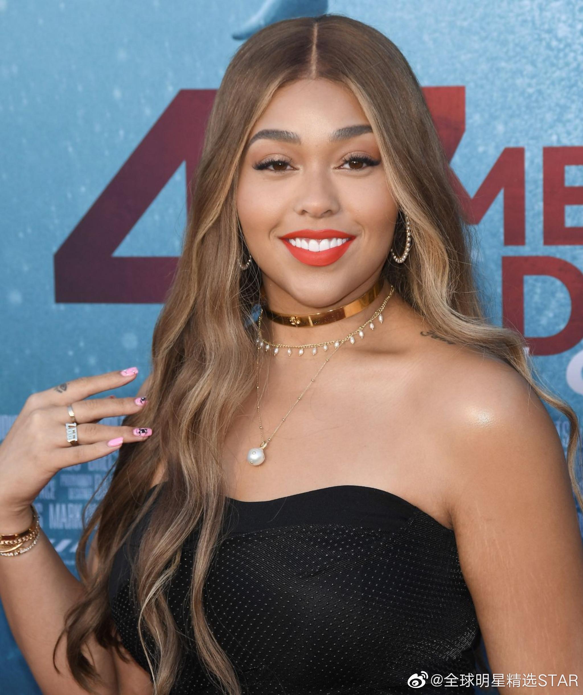 汤普森绯闻女友出席电影首映式,穿着齐胸连衣裙,性感十足