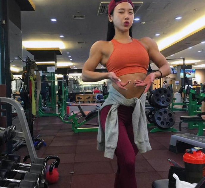 女健身教练长相很萝莉, 却有着一身肌肉!