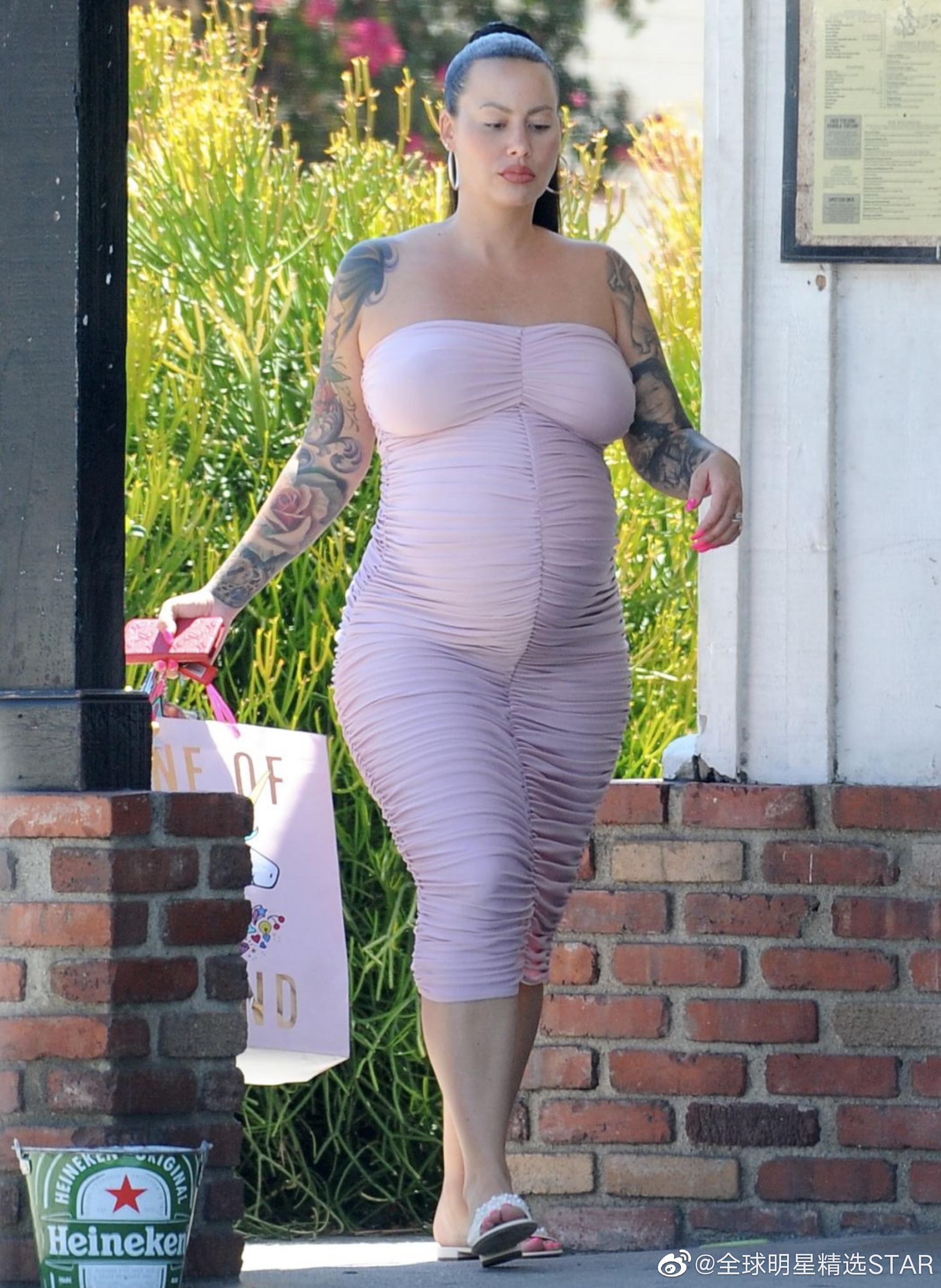 哈登前女友罗斯挺着大肚子出街,身着粉色连衣裙,性感十足