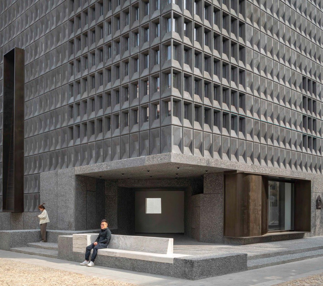 阿那亚艺术中心:外置混凝土肌理砖墙; 内设环形庭院丨如恩设计|阿那