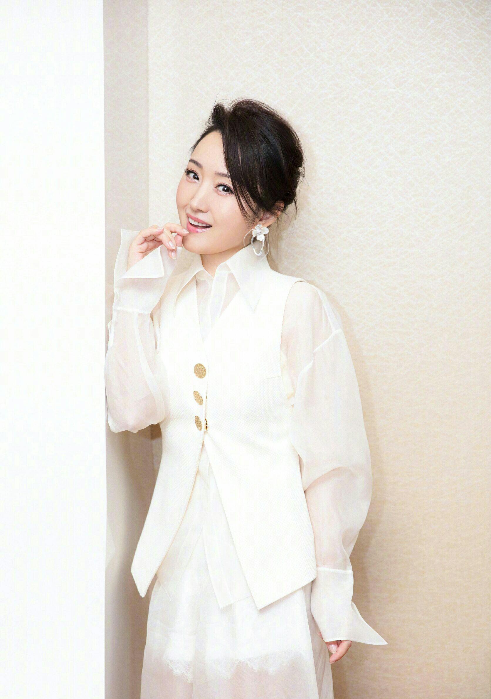 杨钰莹在微博上面发布了一组照片,并表达了对2018年的总结,对2019年的