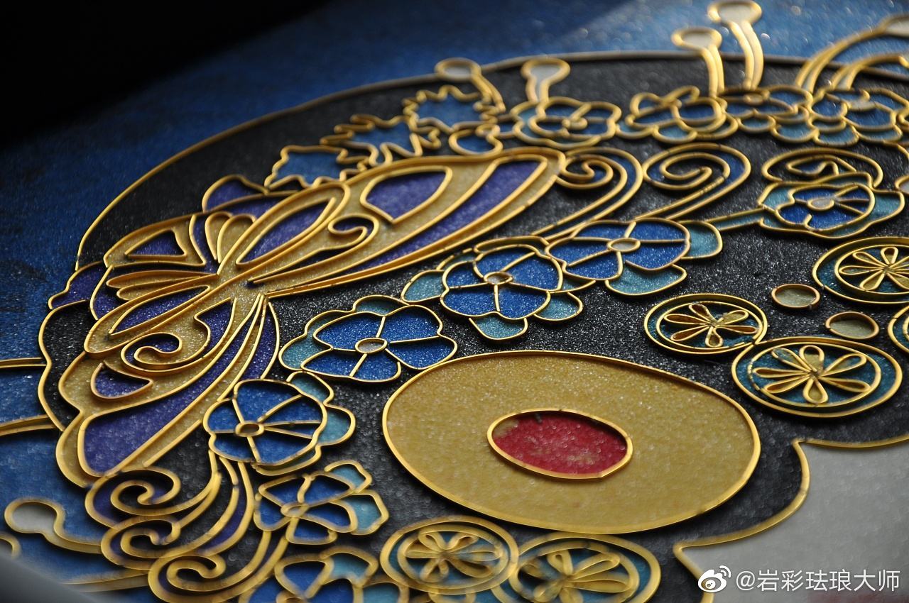 至明代永宣宫廷中开始广泛制作应用掐丝珐琅