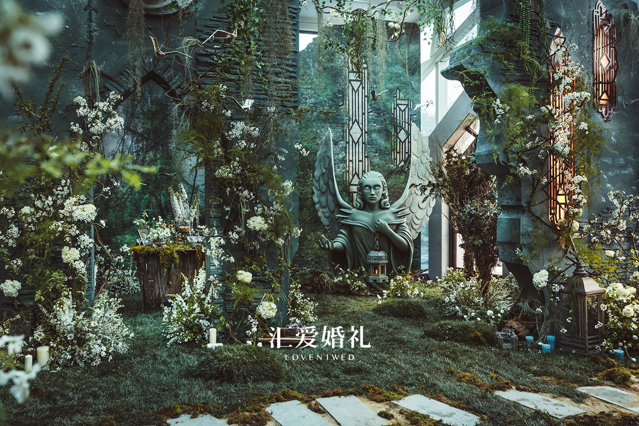 错落有致的石墙 石板生出的青色苔藓 自由生长的树枝藤蔓