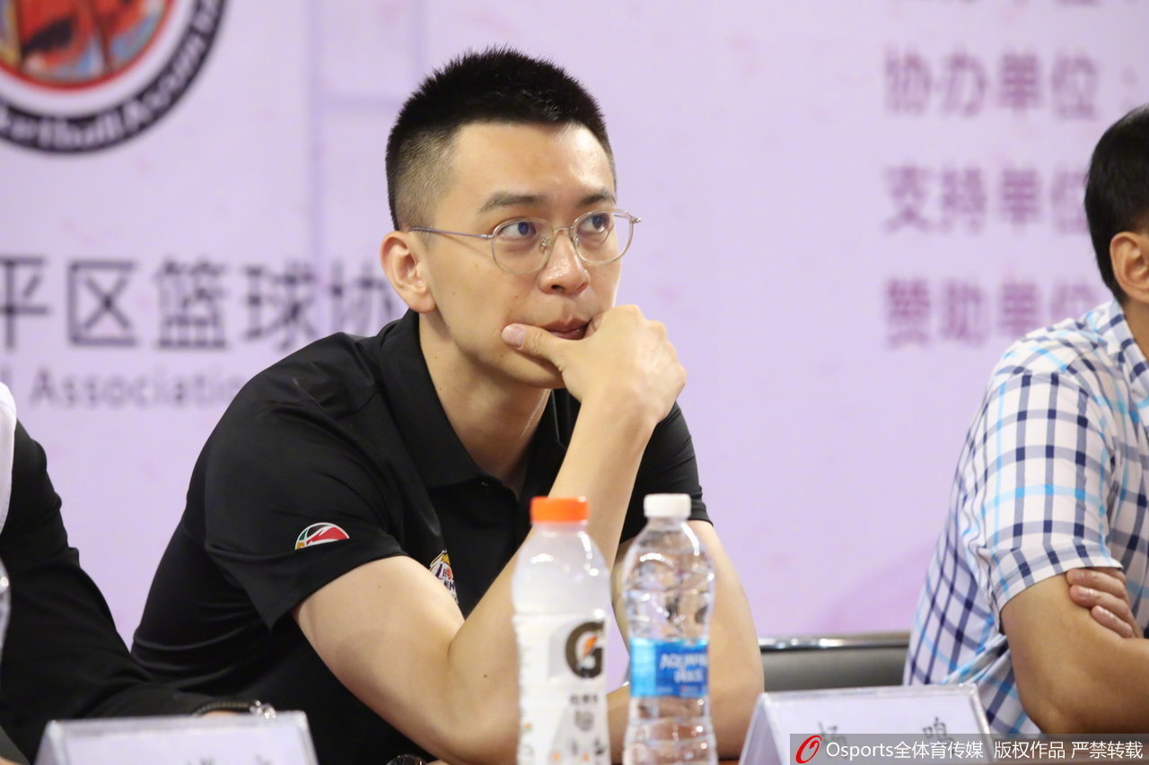 全程笑容阳光迷人 67辽宁男篮杨鸣副总经理参加青训活动,全程笑容