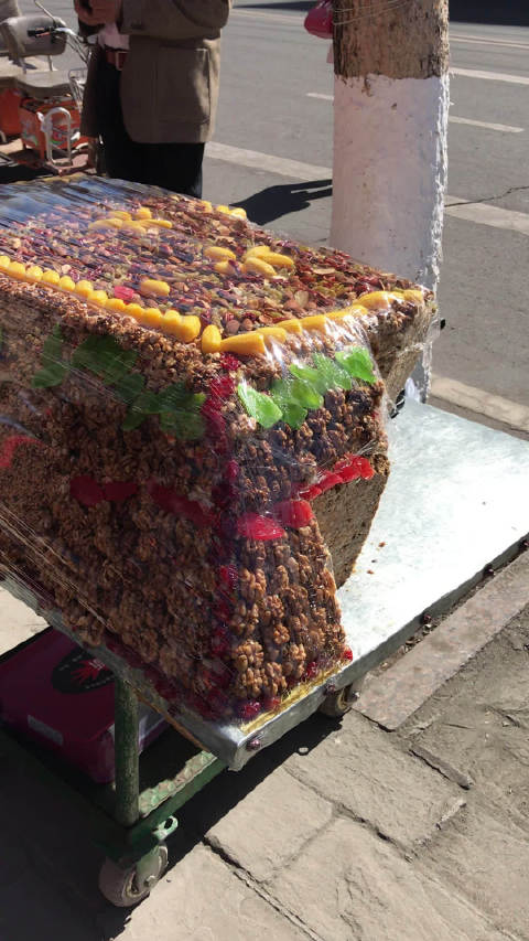 传说中的新疆切糕,据说一刀下去健林落泪,两刀下去马云心碎