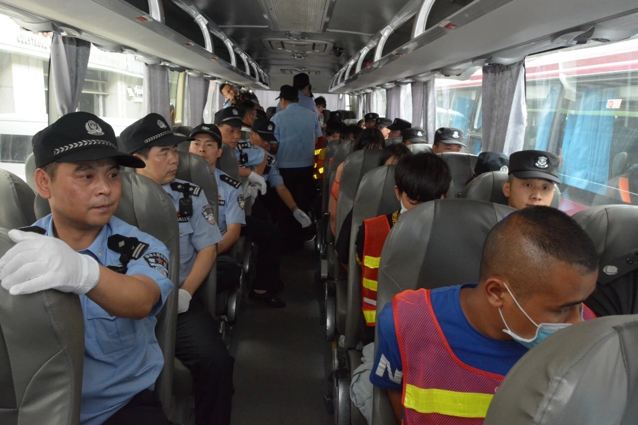 千里大押解!最后动用12辆大巴车