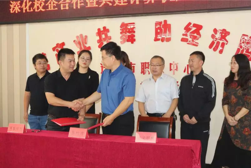 迁安职教中心校长凌志杰,副校长玄远程等有关领导及老师,迁安深蓝信息