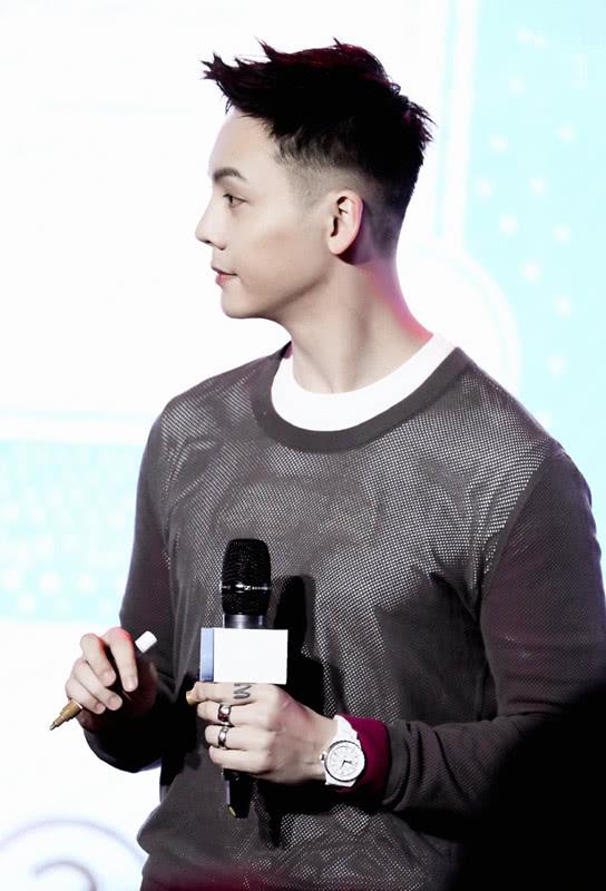 陈伟霆又剪头发剪成锅盖头好清爽男生夏季的发型模板